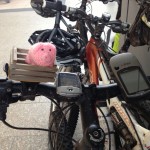 Häkelschwein im Fahrradsitz